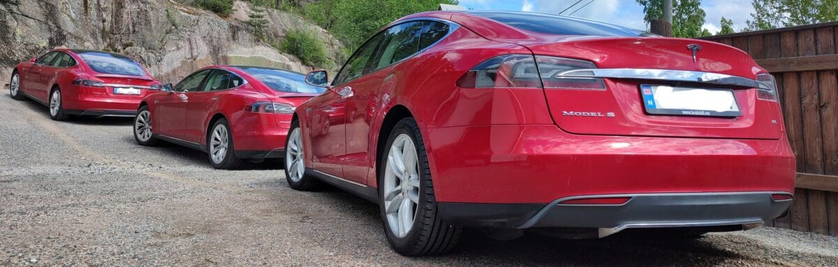 Tre røde Tesla S som har fått Air-Condition reparert hos autoAC.no