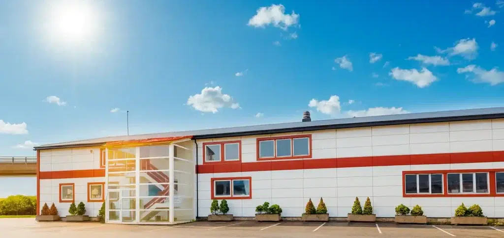 Bilde av lokalene utvendig til autoAC AS på Lierstranda i utkanten av Drammen, sentralt ved E18, Brakerøya jernbanestasjon, Drammen sykehus og CC-Vest, sol og blå himmel i september 2025