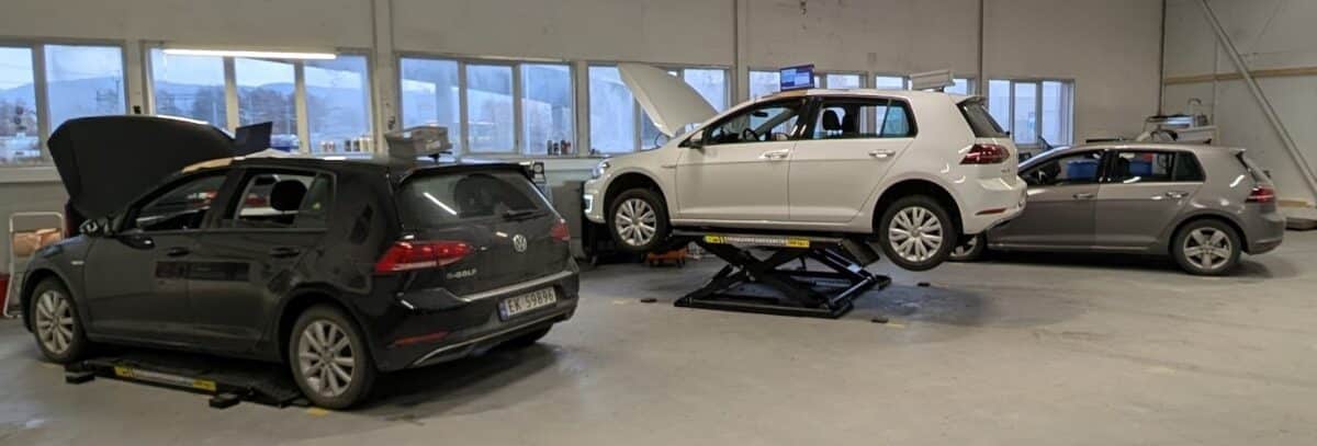 3 e-Golf på løftebukk for diagnose og utbedring av varmepumpe og Air-condition