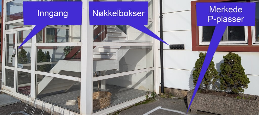 Bilde av inngangspartiet til autoAC med P-plasser og nøkkelbokser for henting og levering av biler.